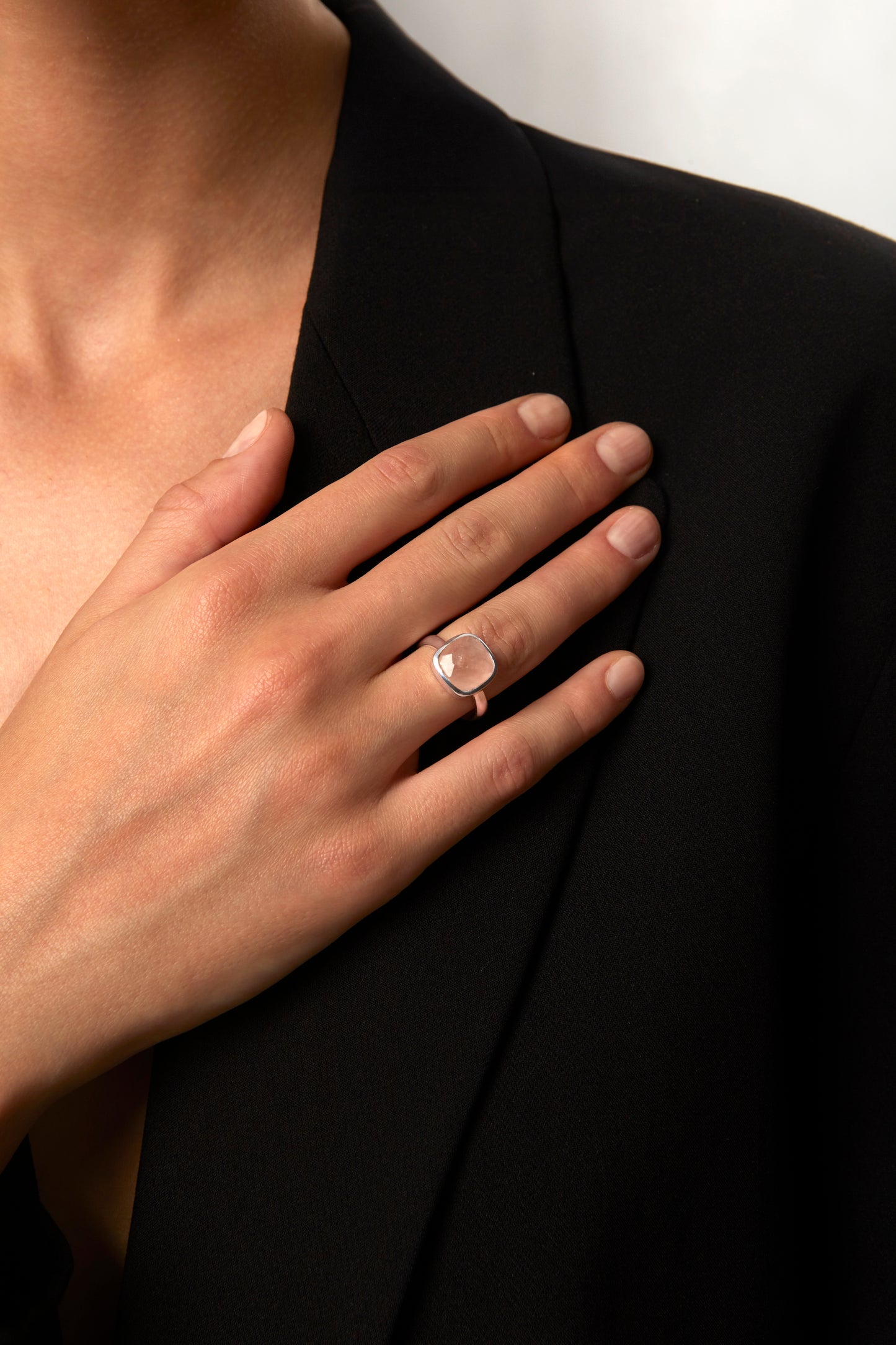 Jantier: Signet Ring in 925 Rhodium Silver with Rose Quartz