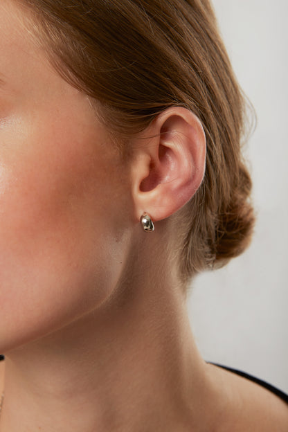 Jantier: Crescent moon earrings in rhodium-plated silver