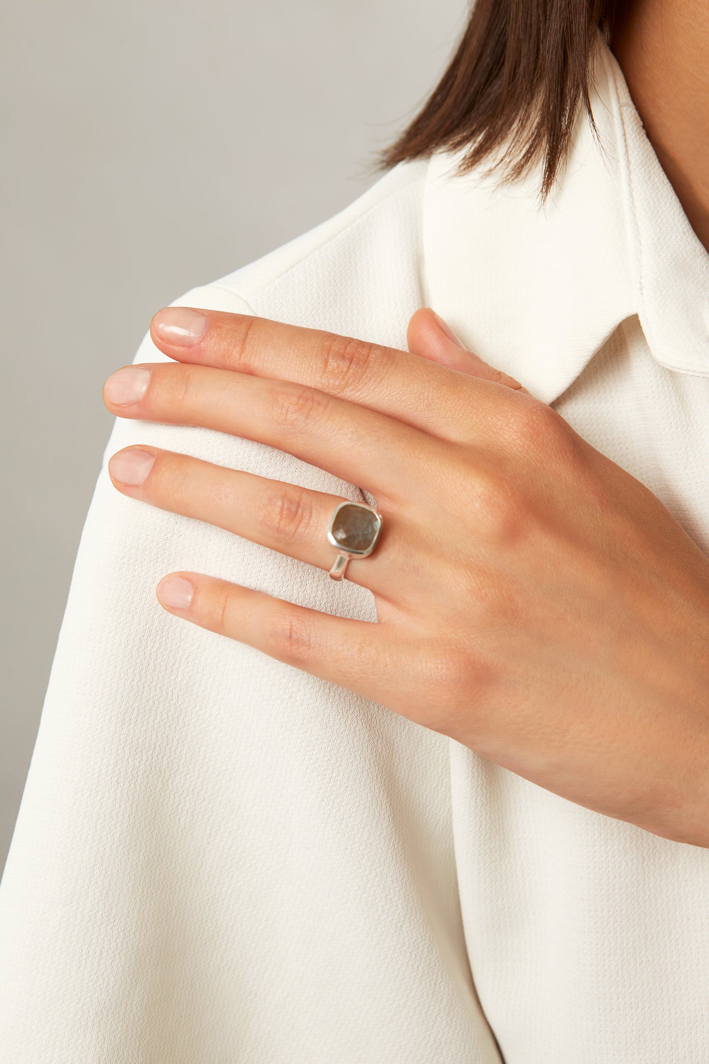 Jantier: 925 Rhodium-plated Silver and Square Labradorite Signet Ring