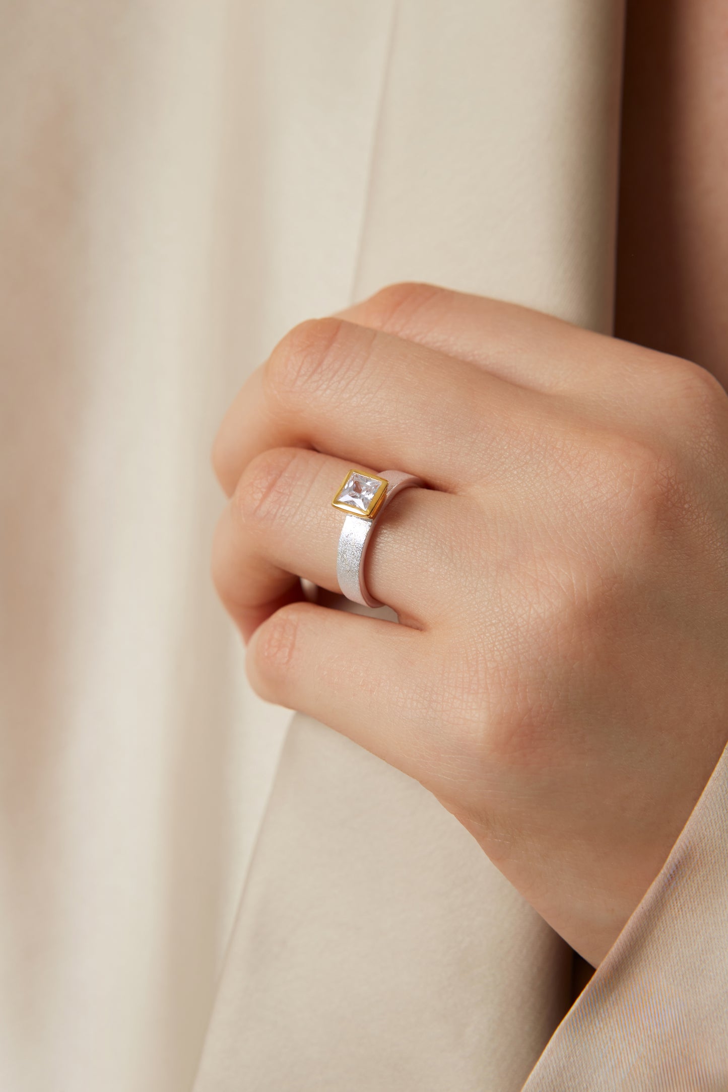 Jantier: Gold-Plated 925 Silver Ring with Zircon, Adorned with Topaz